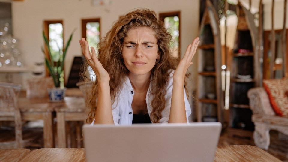femme dans l'imcompréhension sur son ordinateur
