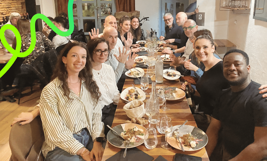 Les équipes Flowwa et Esker se réunissent pour célébrer les 100 premiers clients de l'offre